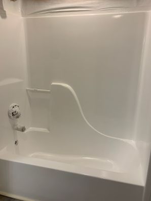 Before & After Bathtub Refinishing in Seattle, WA (2)